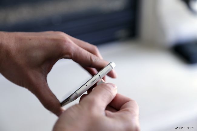 How to Replace the SIM & Memory Card in a Samsung Galaxy S7/Edge