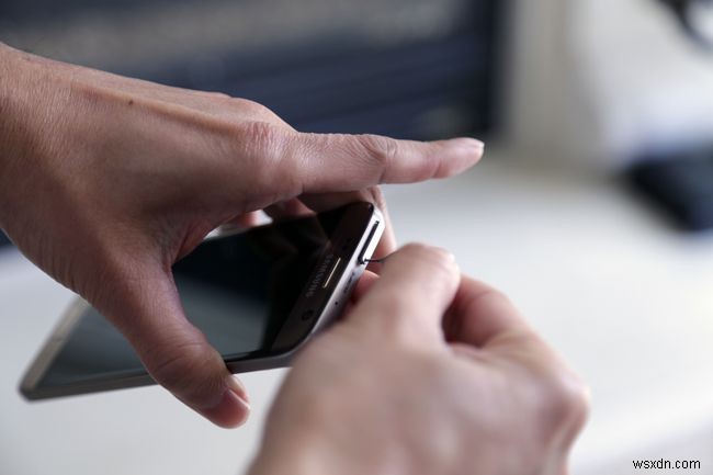 How to Replace the SIM & Memory Card in a Samsung Galaxy S7/Edge