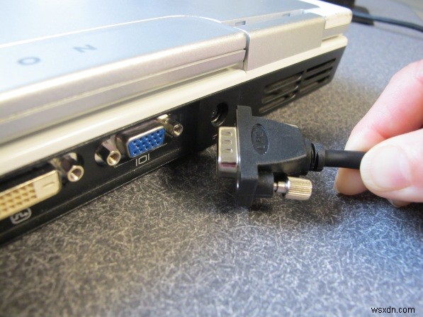 How to Connect Monitors to laptop Windows 10?