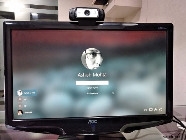 How to disable Blurred Background on Login Screen in Windows 11/10