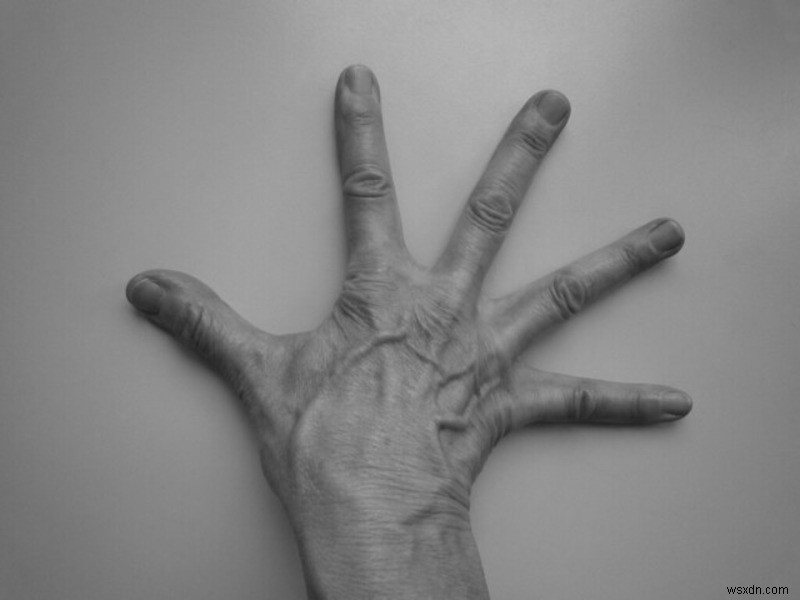 8 Ways to Prevent Wrist and Neck Joint Pain from Long Phone Use