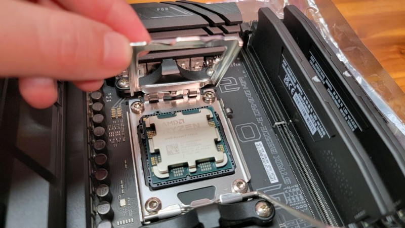 Safe & Simple CPU Installation: A Professional Guide