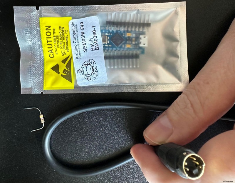How I Built a Configurable ADB‑to‑USB Adapter to Revive a 1990 Apple Keyboard on Windows
